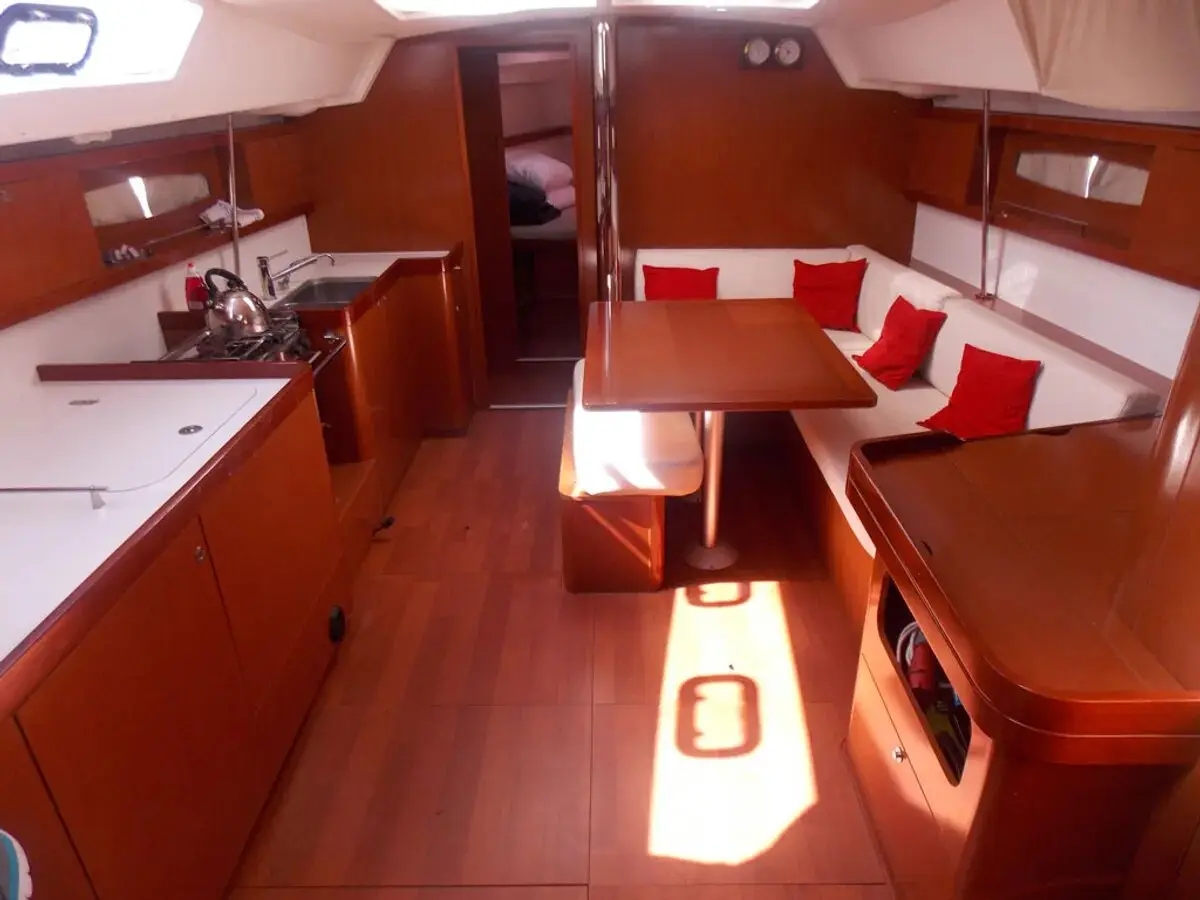 Fani, Interior image