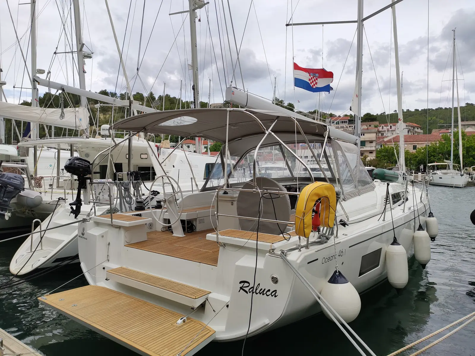 Raluca, Main image