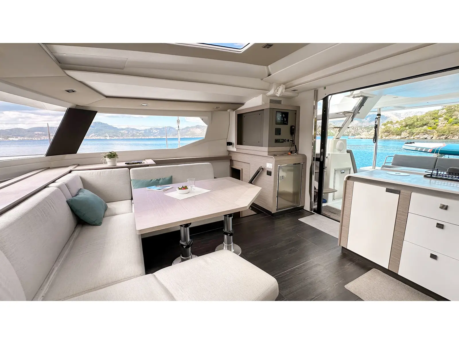 Smart Way, Interior image