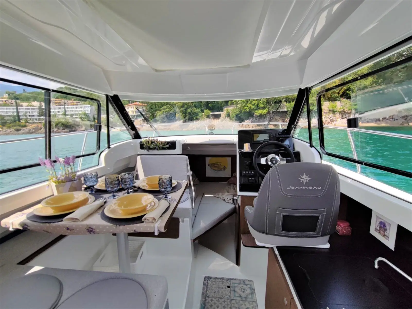 SUNNY DAY, Interior image