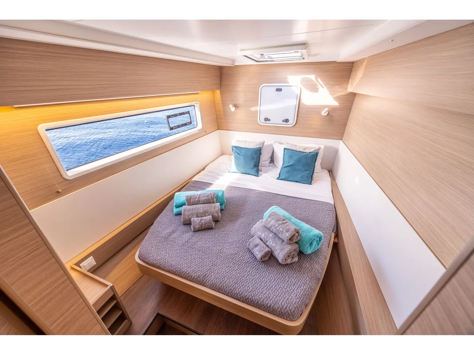 ZOE, Interior image