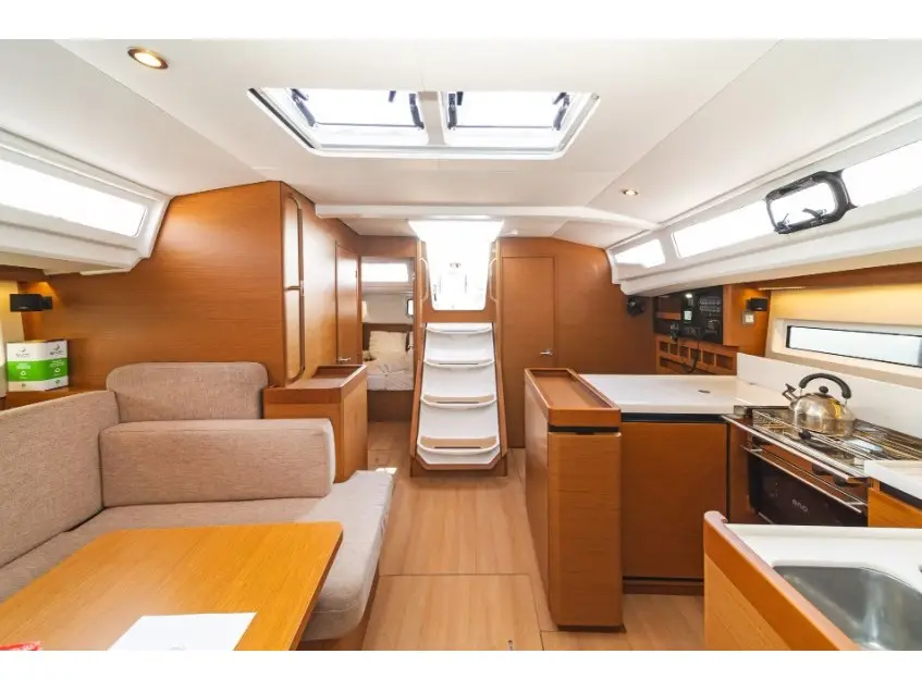 Aurelia, Interior image