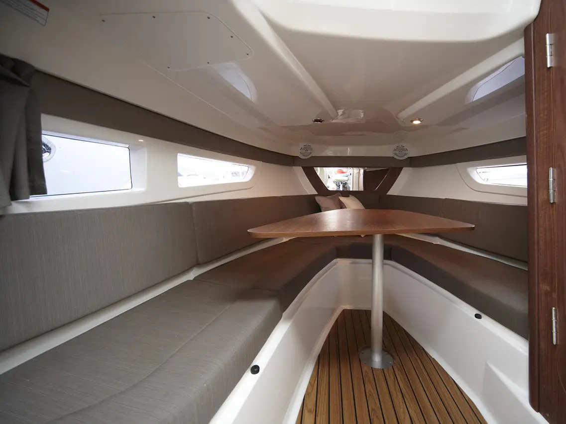 Quicksilver 805, Interior image