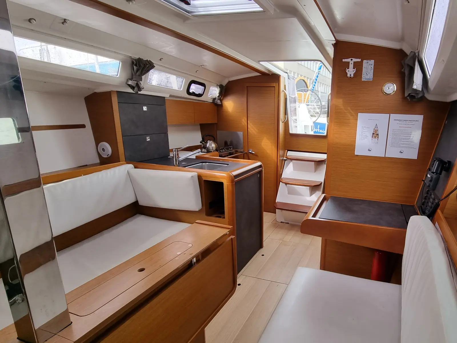 H3L, Interior image