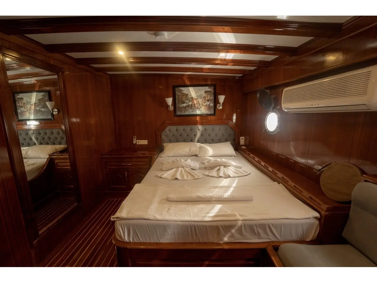 Diamond Lila, Interior image