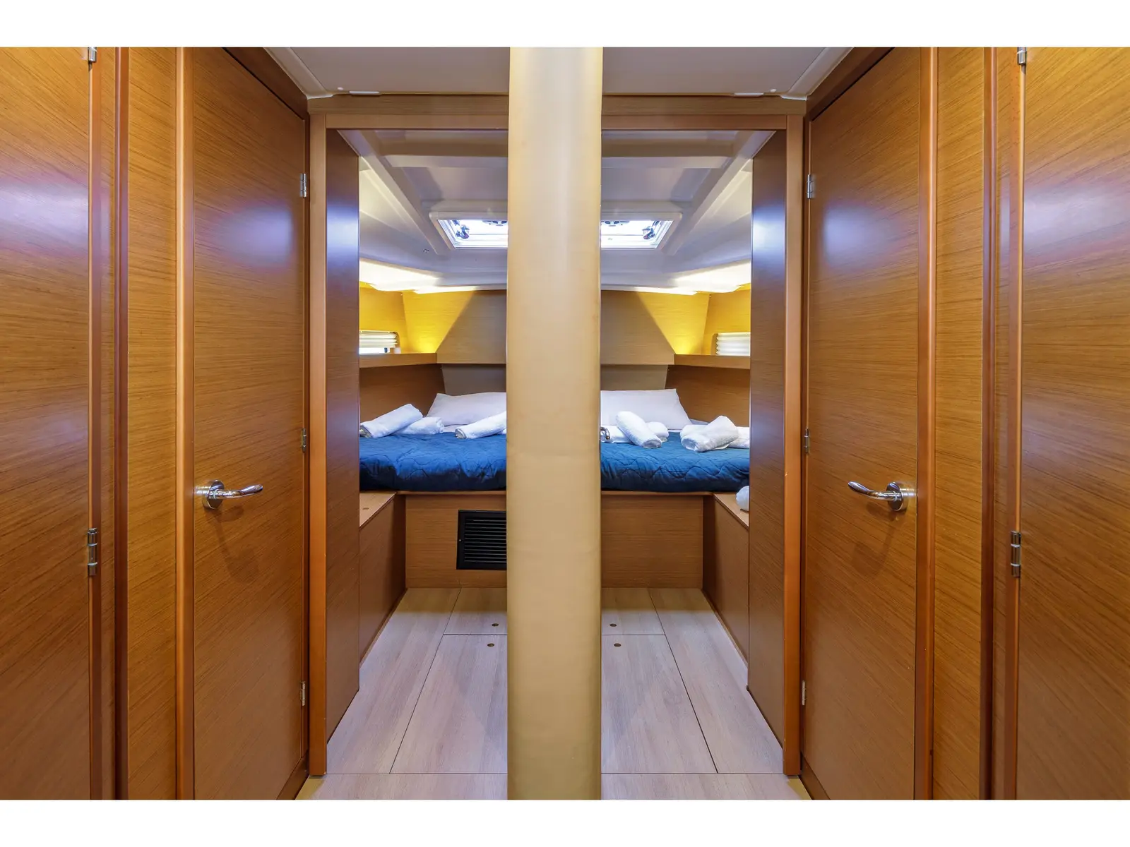 DISCOVERY BLUE, Interior image