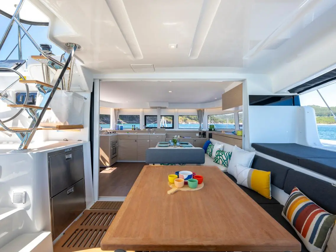 Kat Kat, Interior image