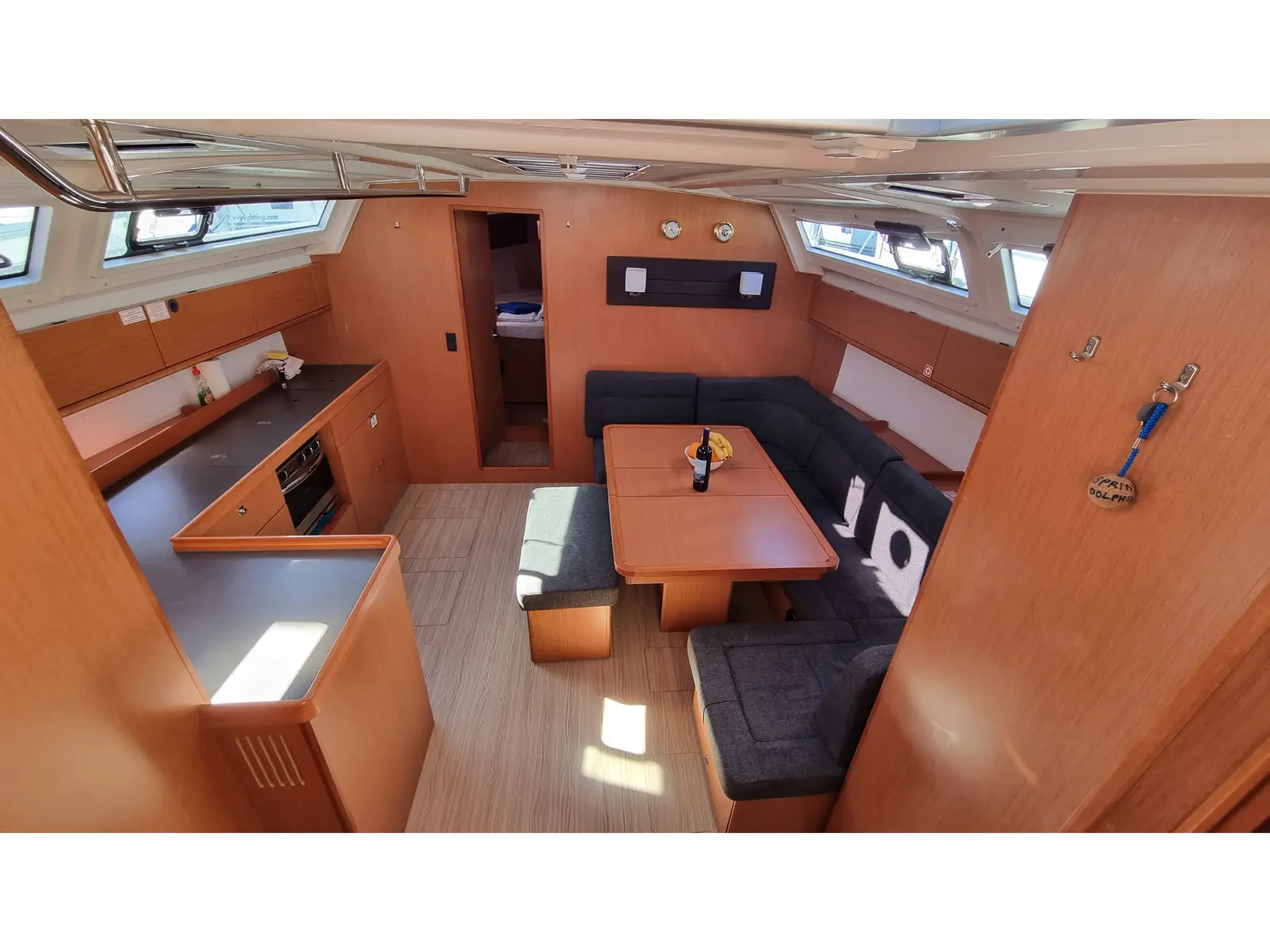 Spring Dolphin, Interior image