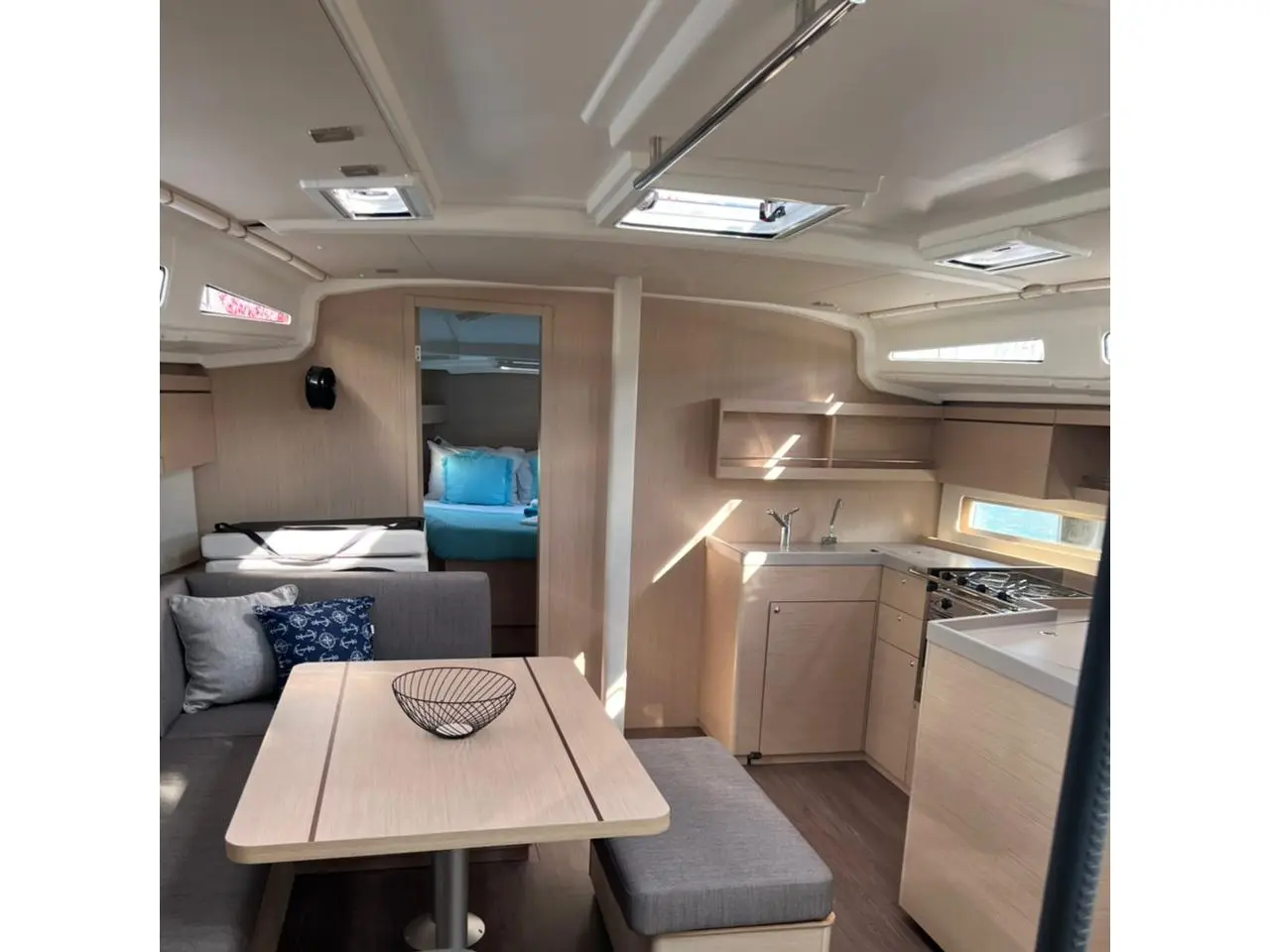 Saiph (Electric Heads, Inverter), Interior image
