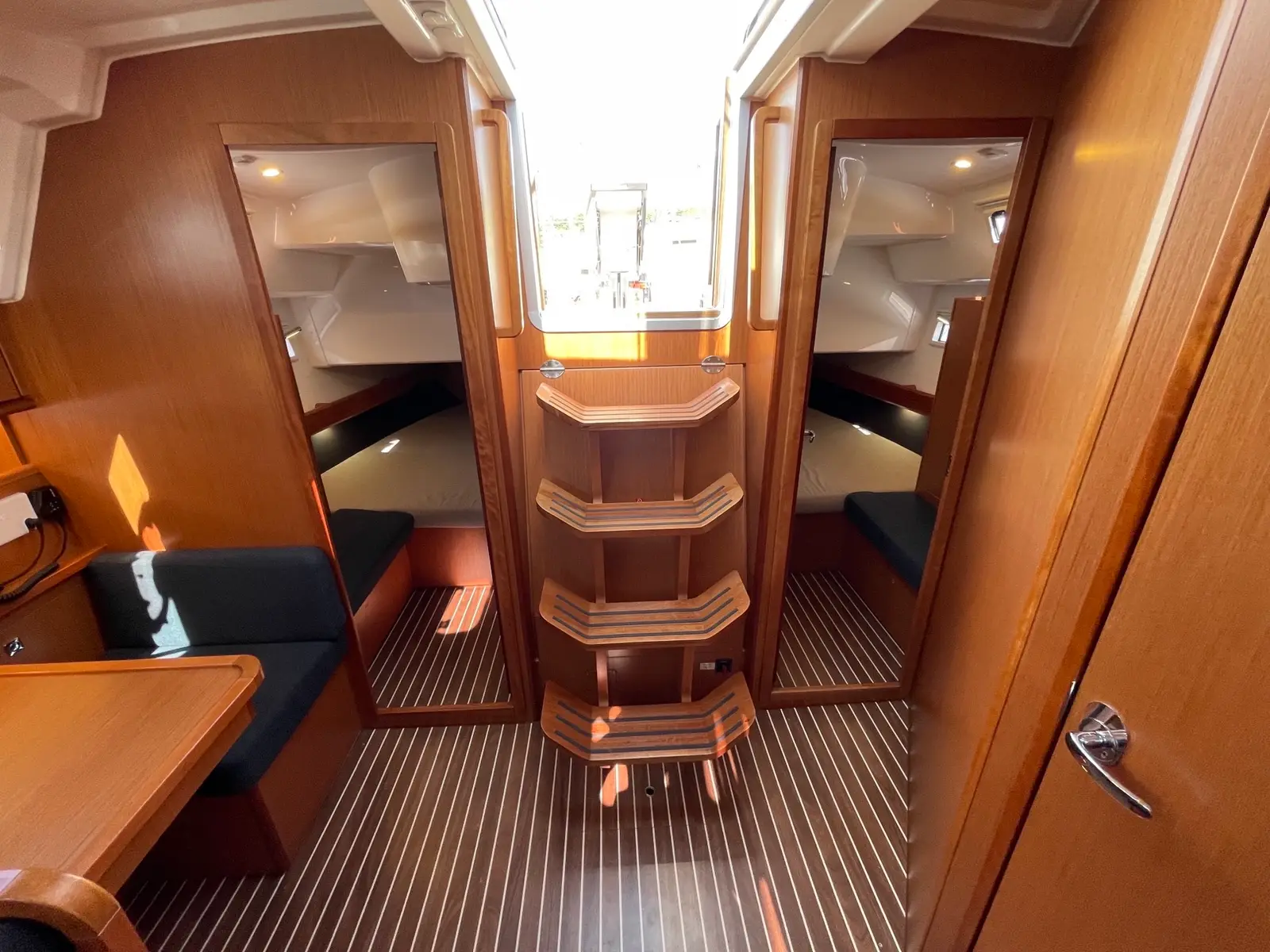 Ten, Interior image