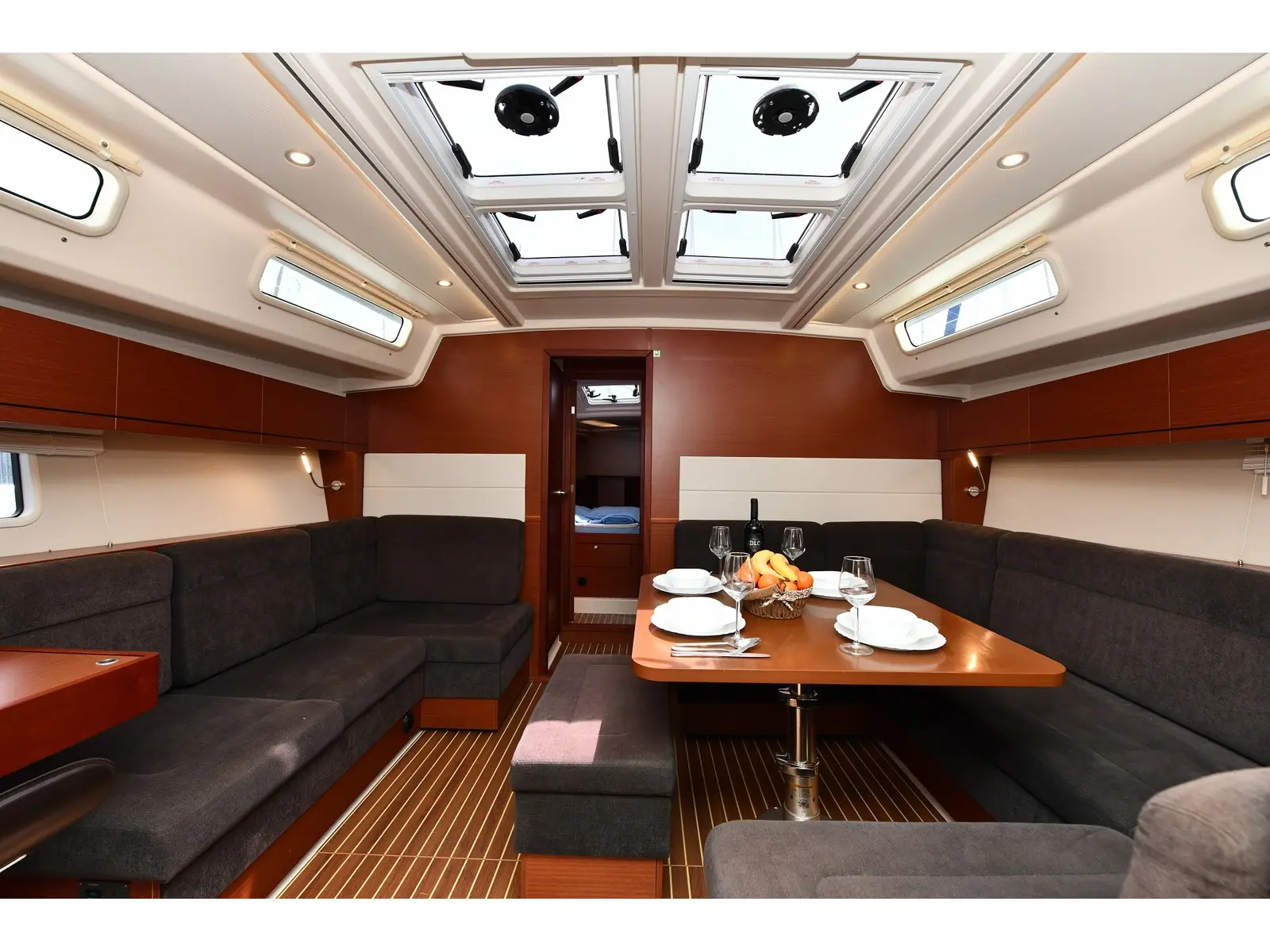 SARISU, Interior image