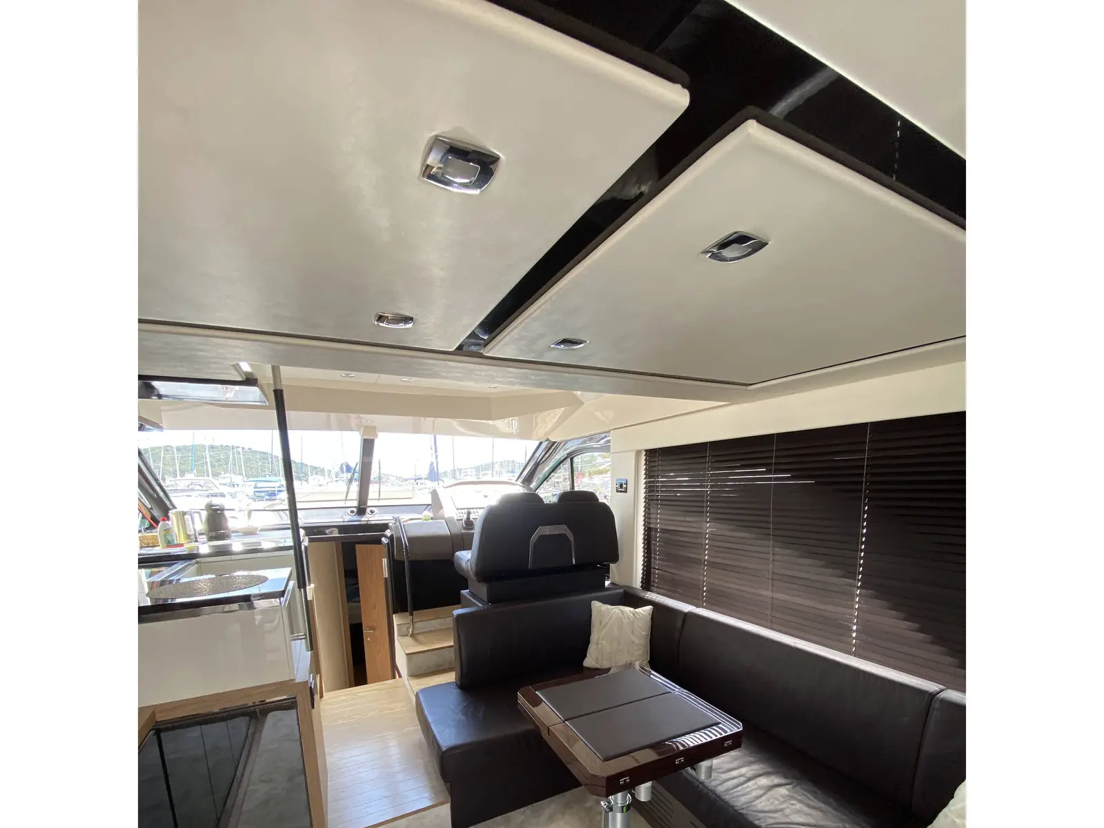 SID ONE, Interior image