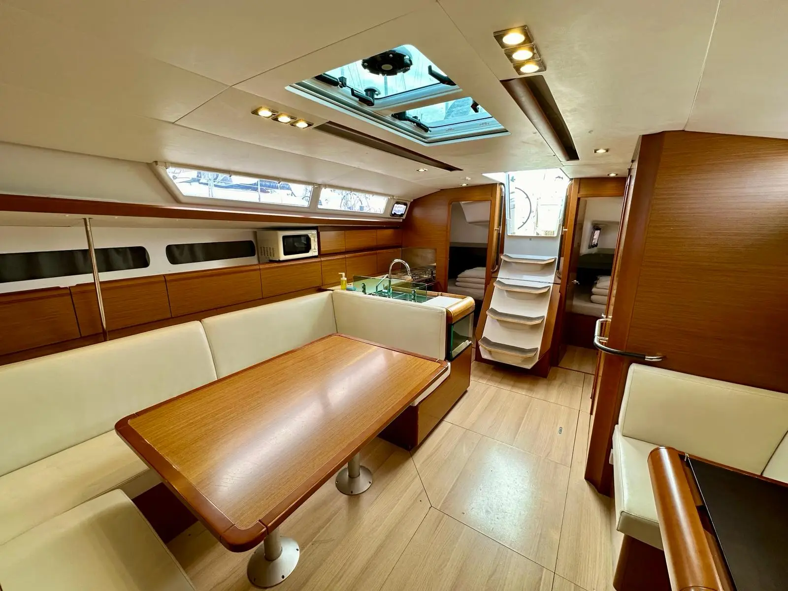 Janis, Interior image