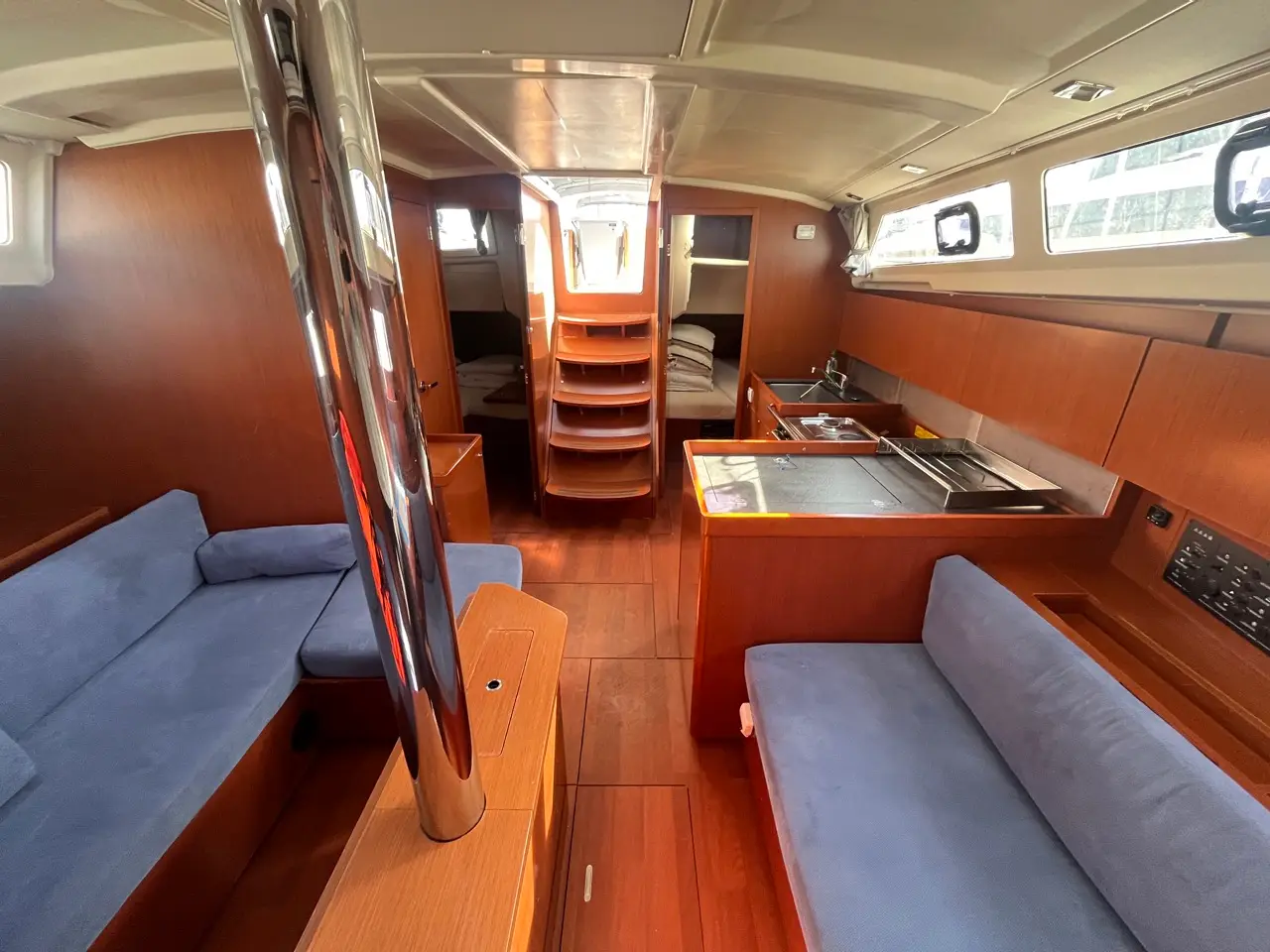 BUGA, Interior image