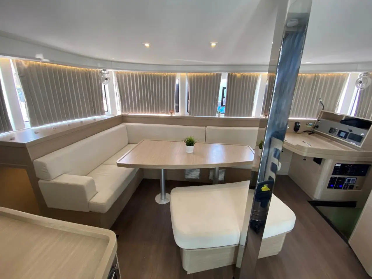 Hanselli, Interior image