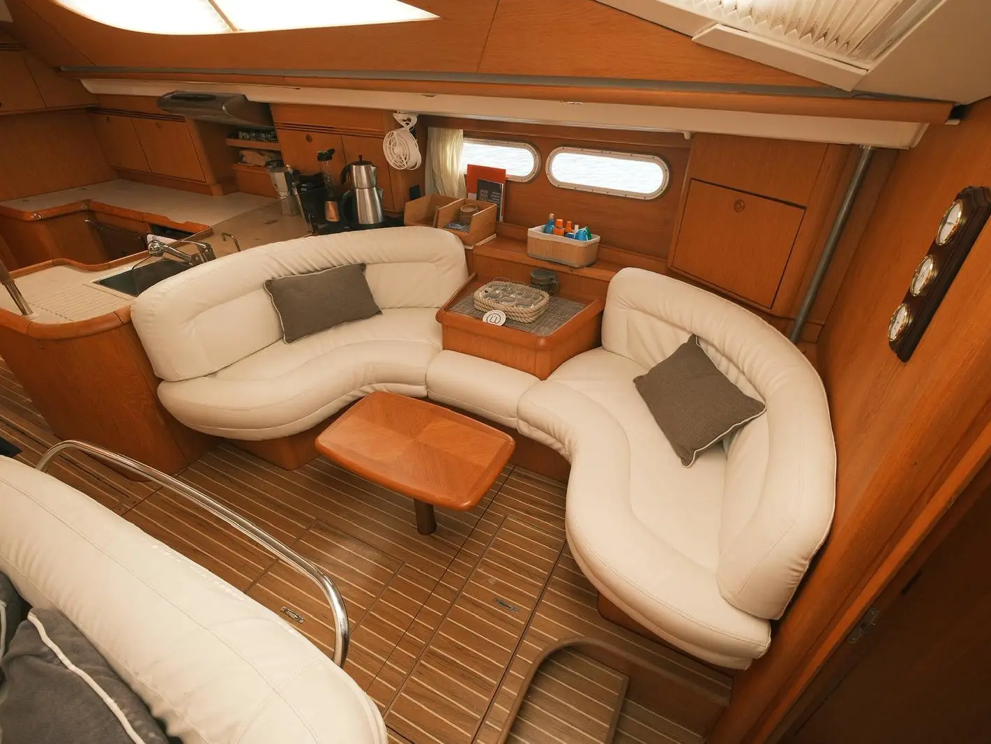 Umutt, Interior image
