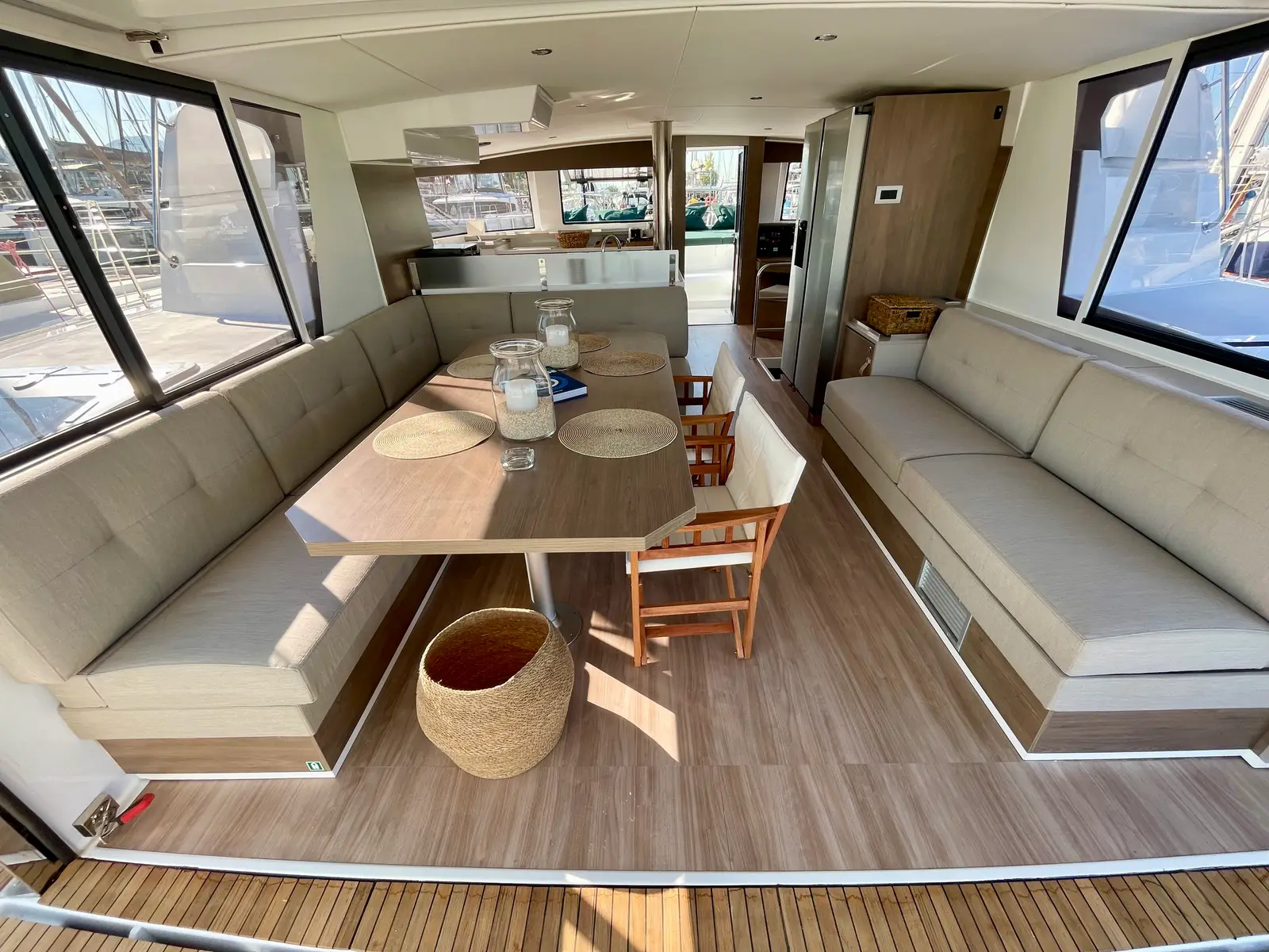 Romar II, Interior image