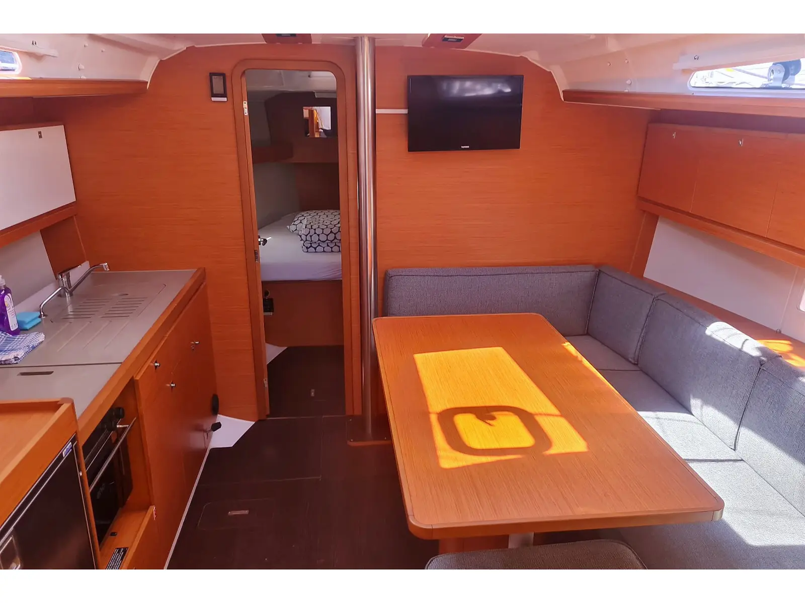 Elena, Interior image