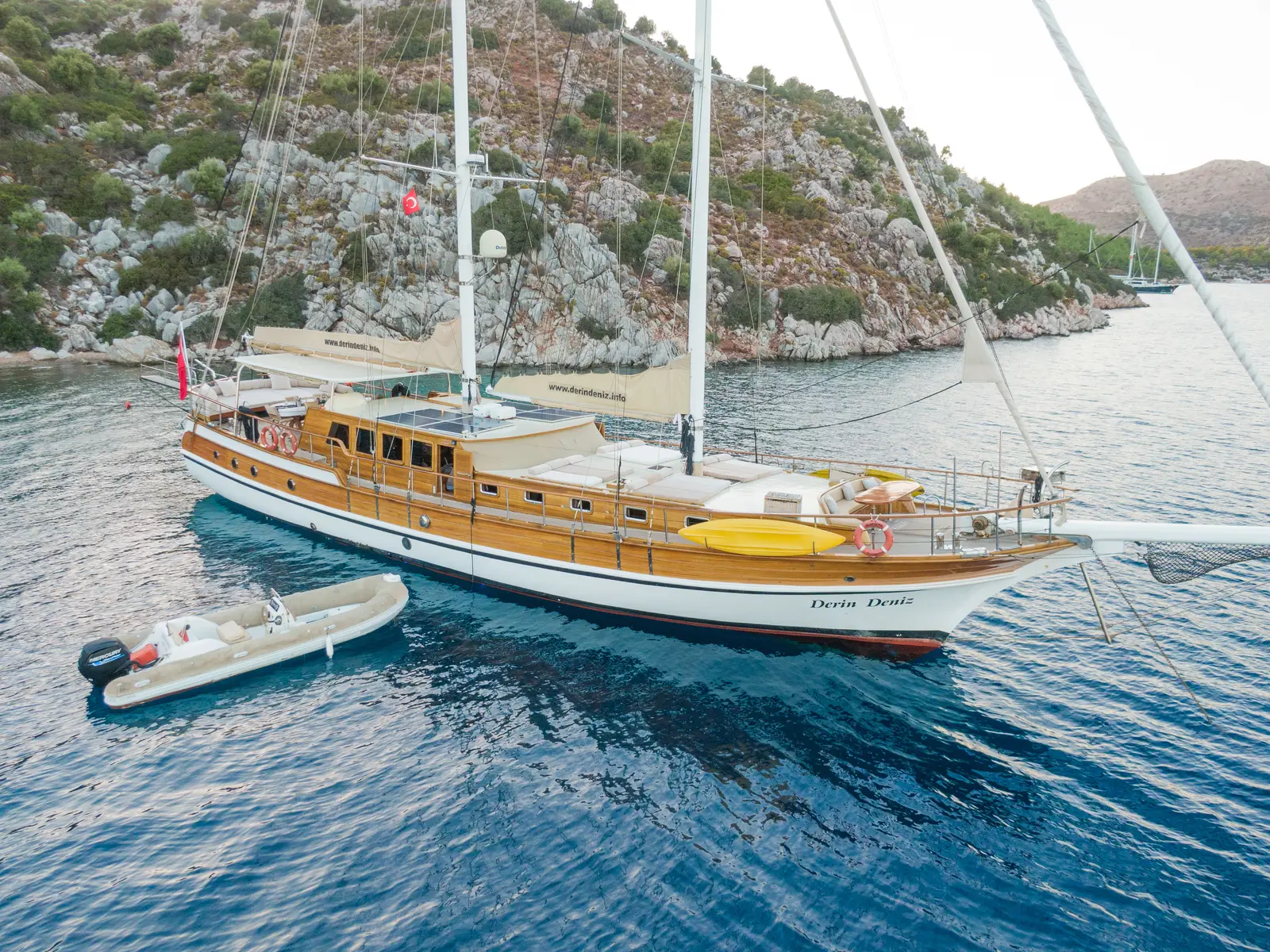 Derin Deniz, Main image