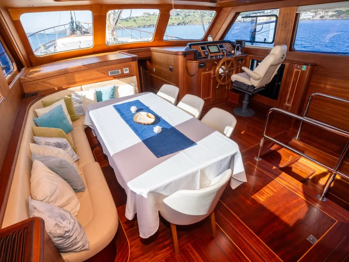 CARPEDIEM CORAL, Interior image