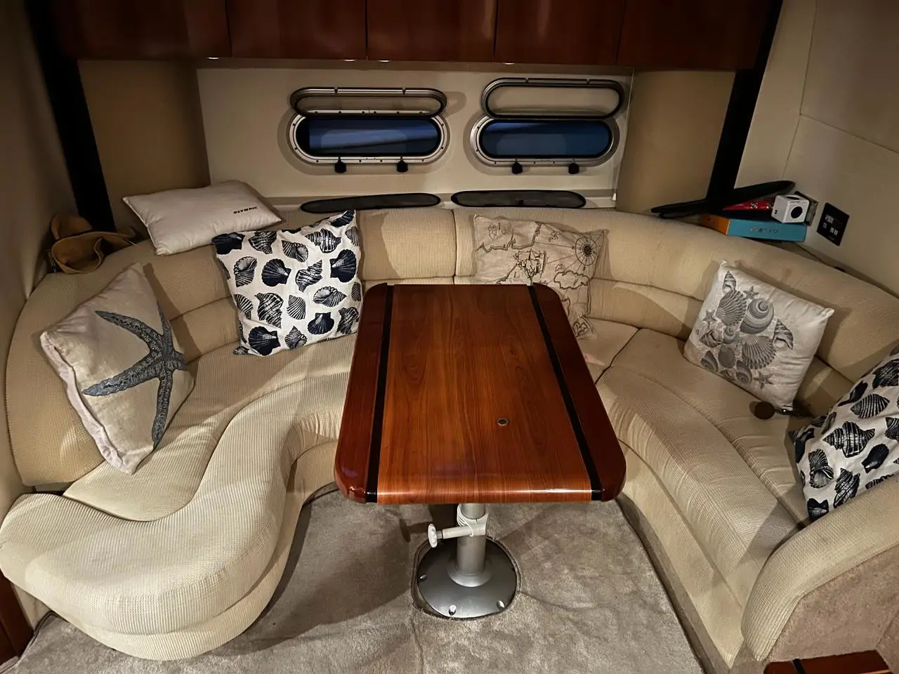 ELAINE, Interior image