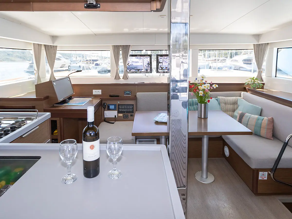 MONARCH 2020 (air condition, generator), Interior image