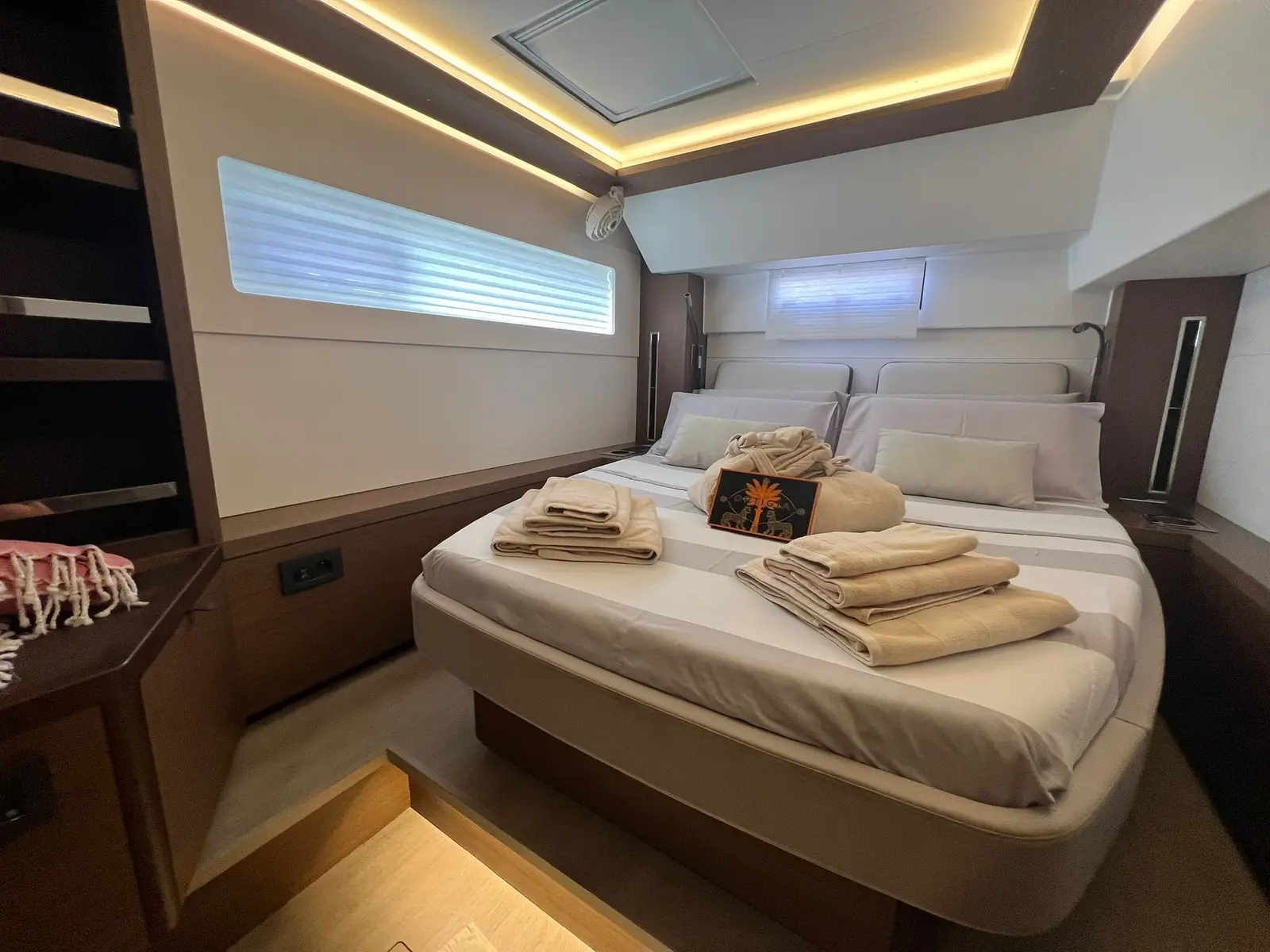 ELIBLU, Interior image