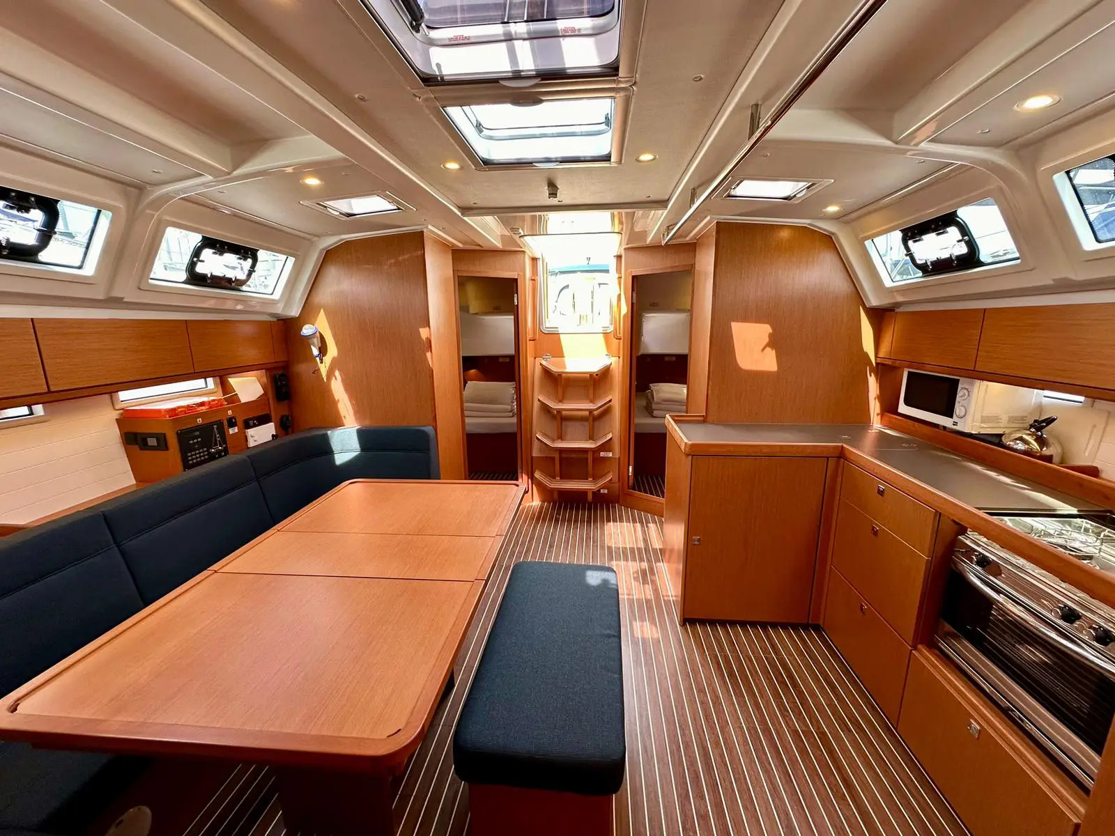 Zazu, Interior image