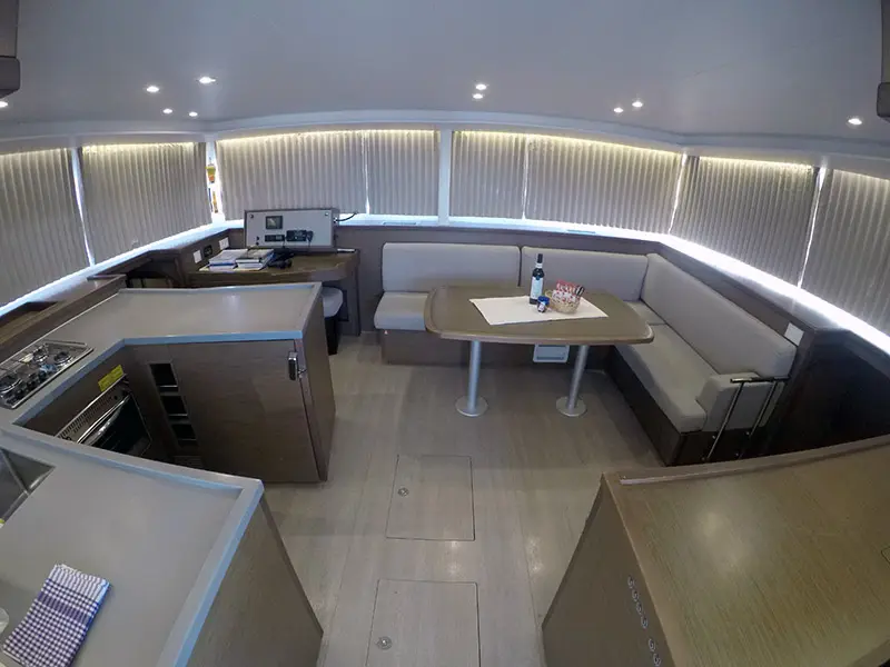 Zuzo 2, Interior image