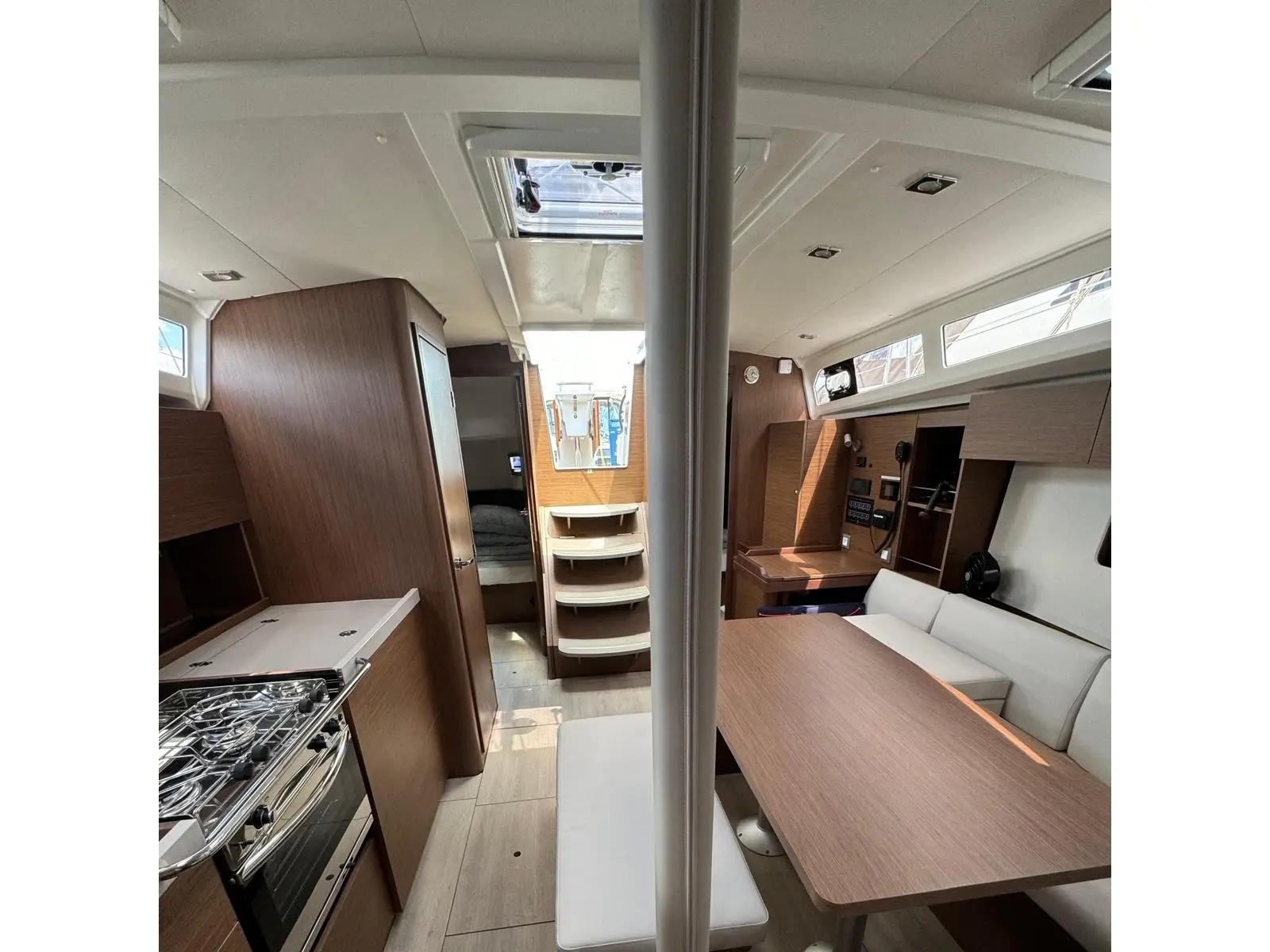 Felice, Interior image