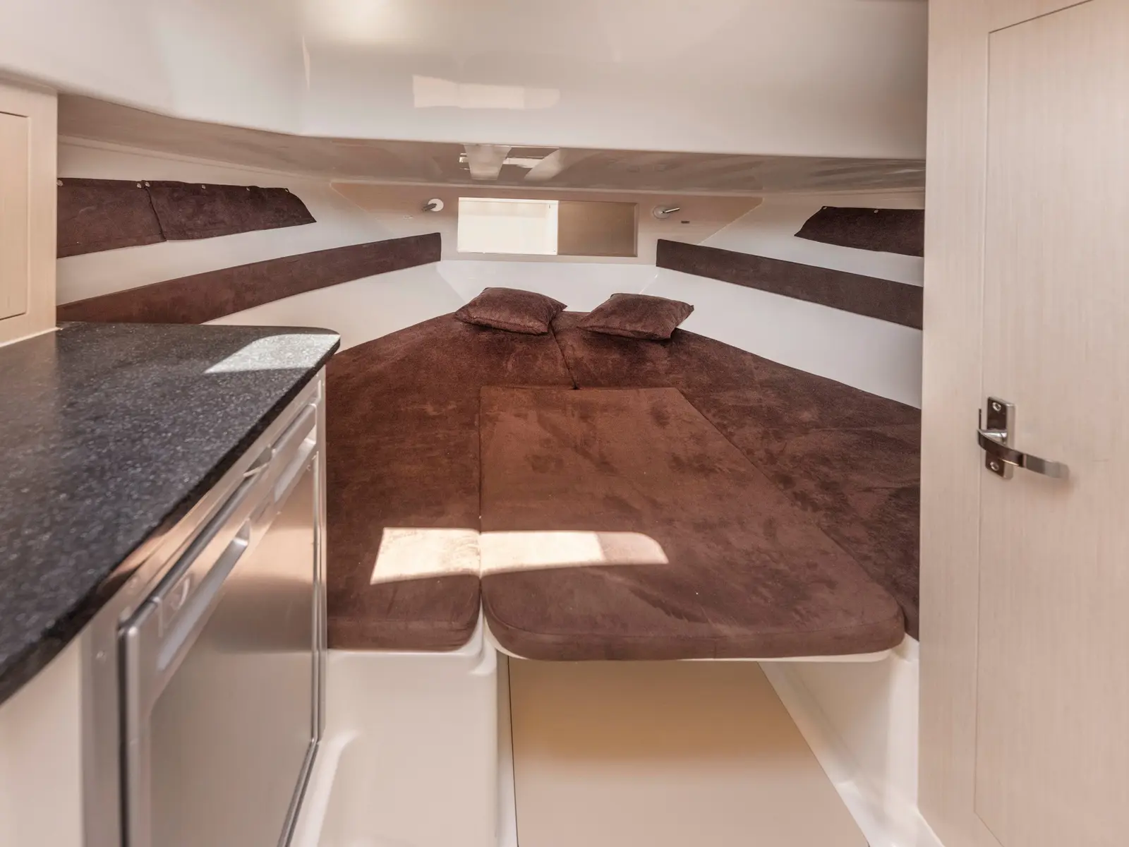 275321ML, Interior image