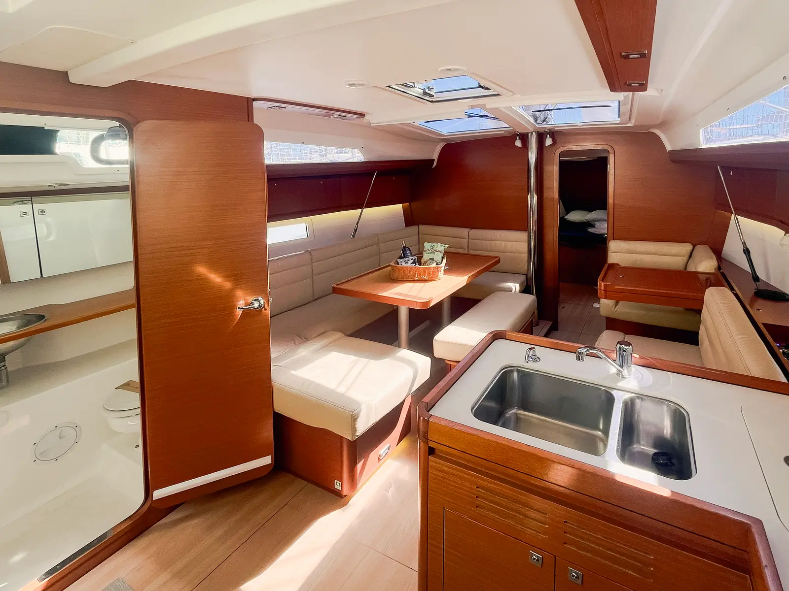 Domi, Interior image