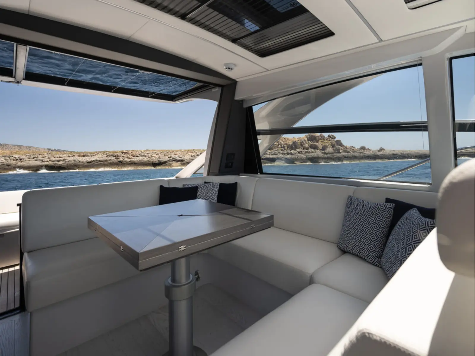 Polar, Interior image