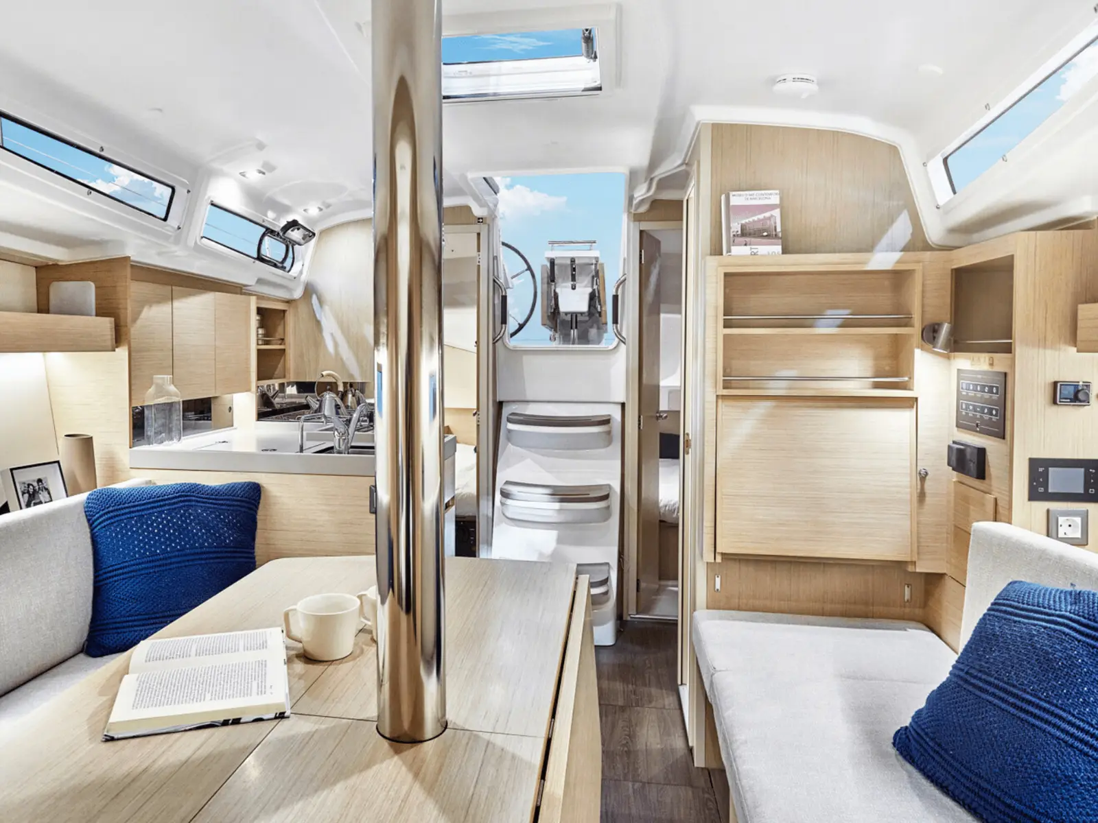 Oceanis 34.1 Classic, Interior image