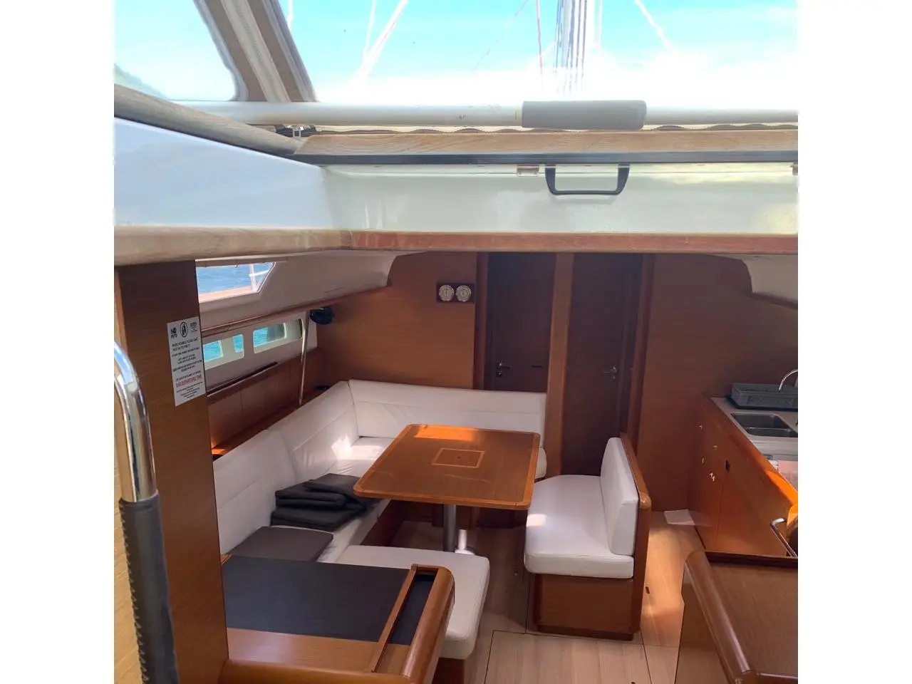 Aquaholic, Interior image