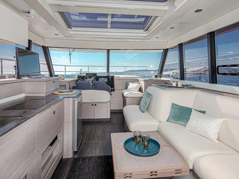 Nina, Interior image