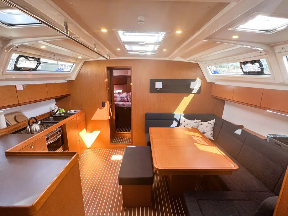 Summer Breeze, Interior image