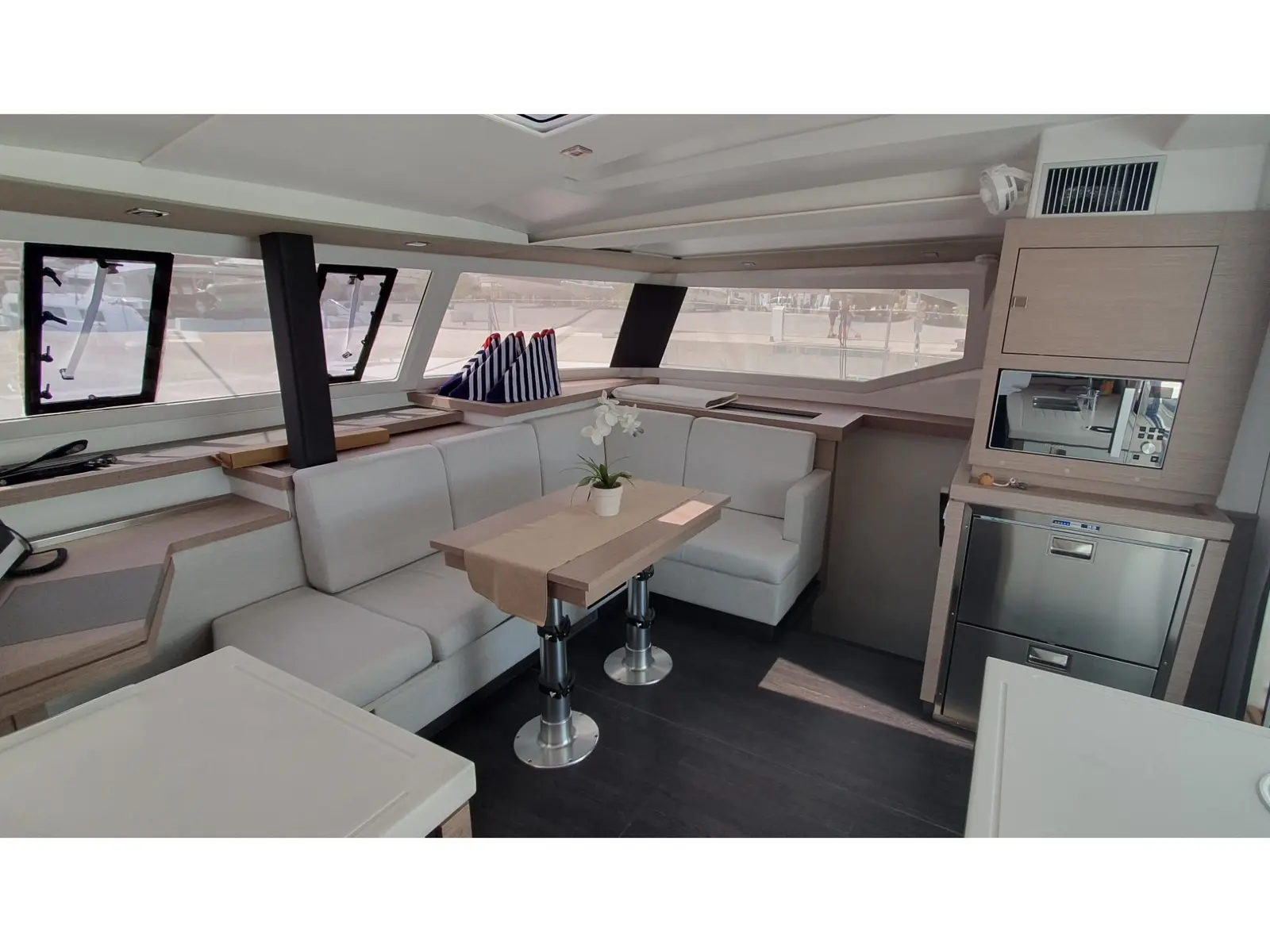 CRAZY DIAMOND, Interior image