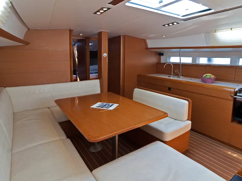Aqua Kiss , interior