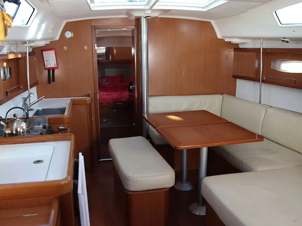 Tizef, Interior image