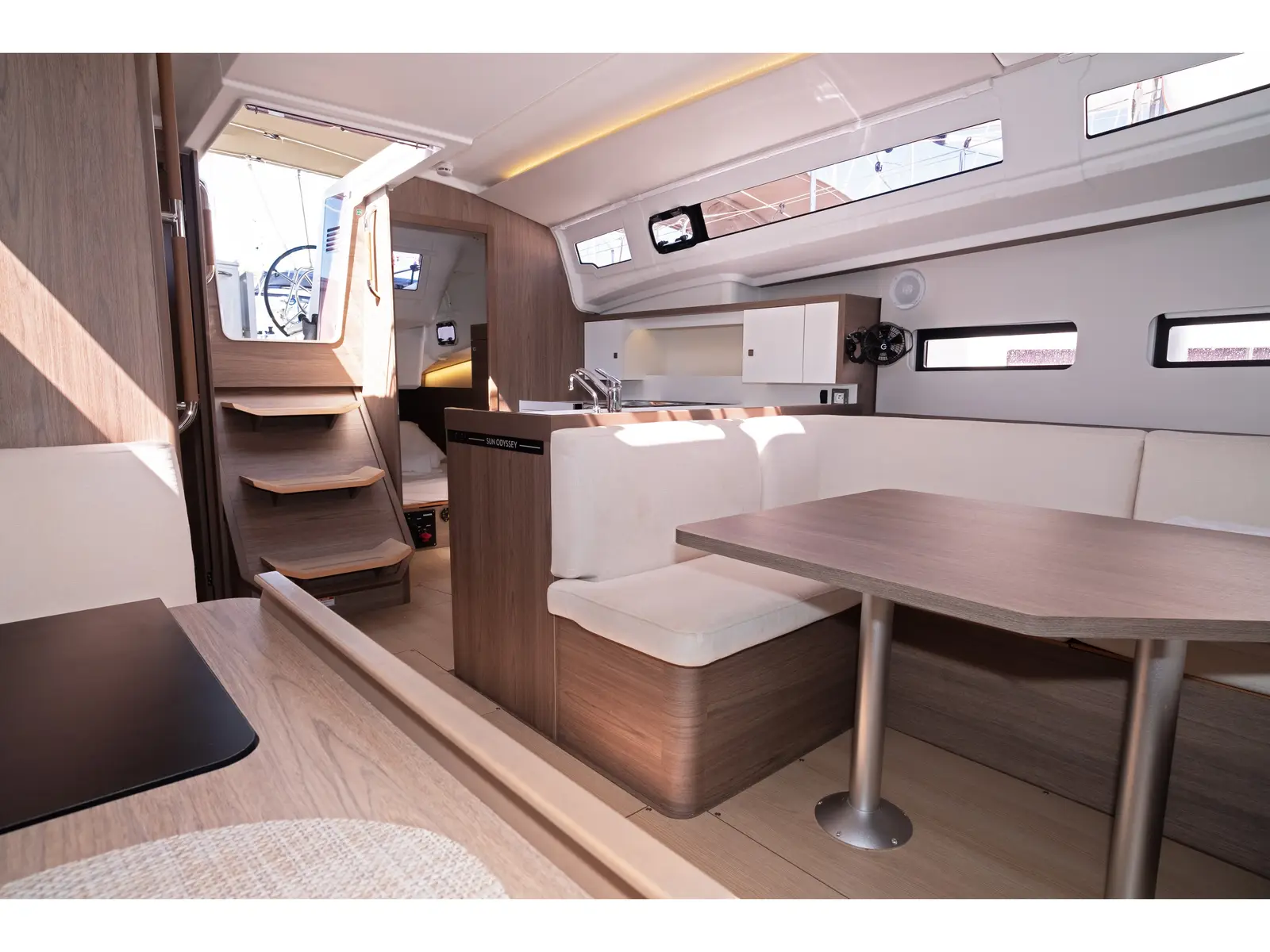 Sutivan, Interior image