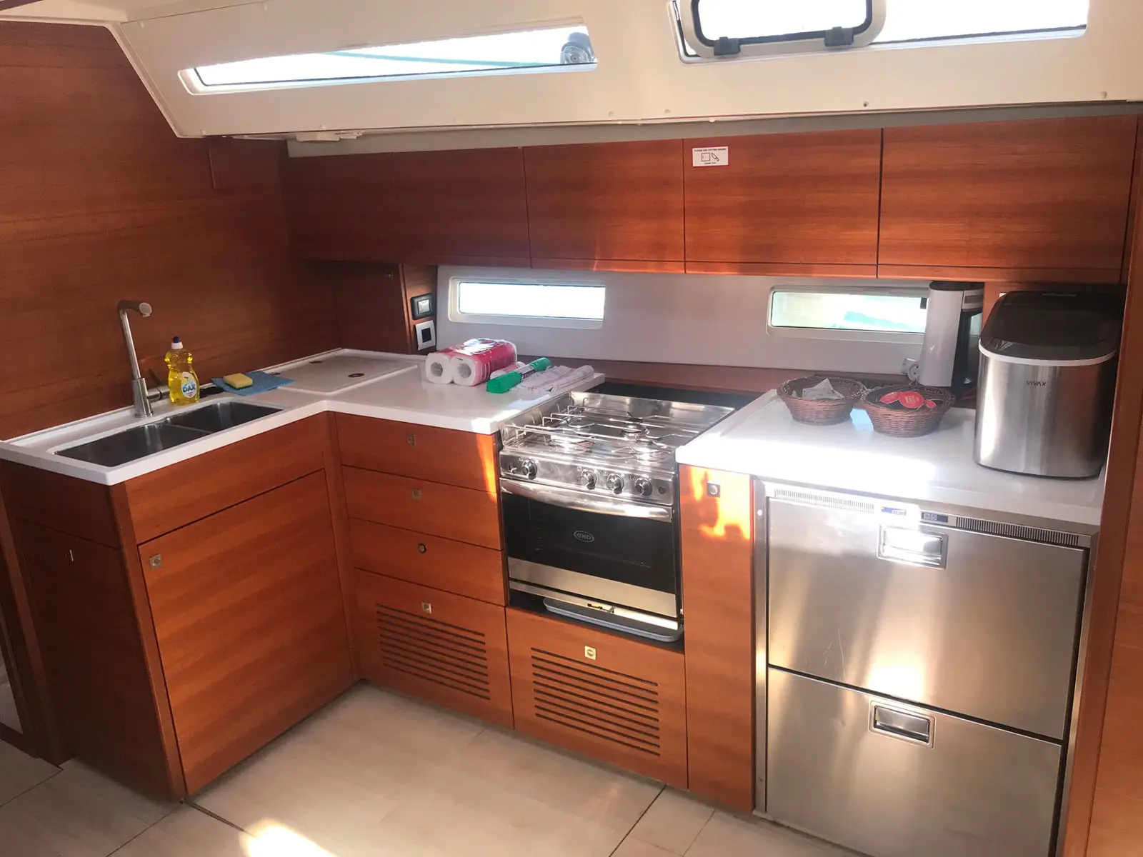 MORE AMORE, Interior image