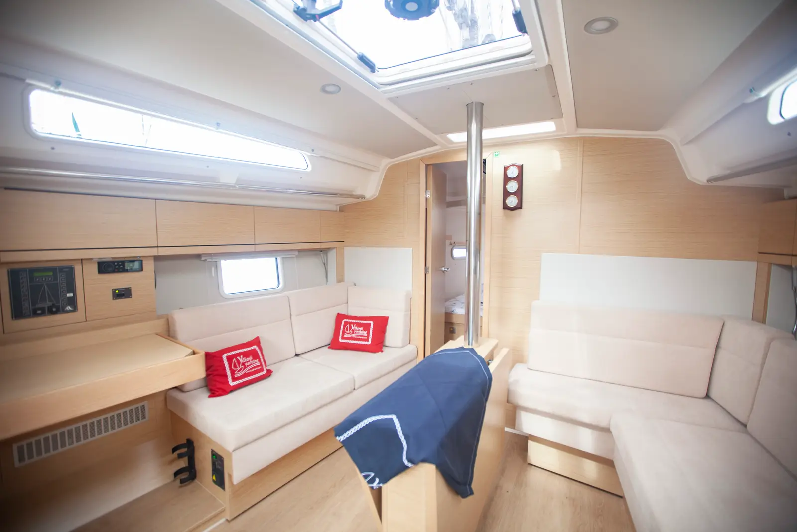 Atlas, Saloon