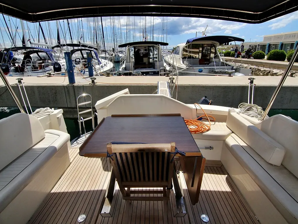 FRANKA, Exterior image