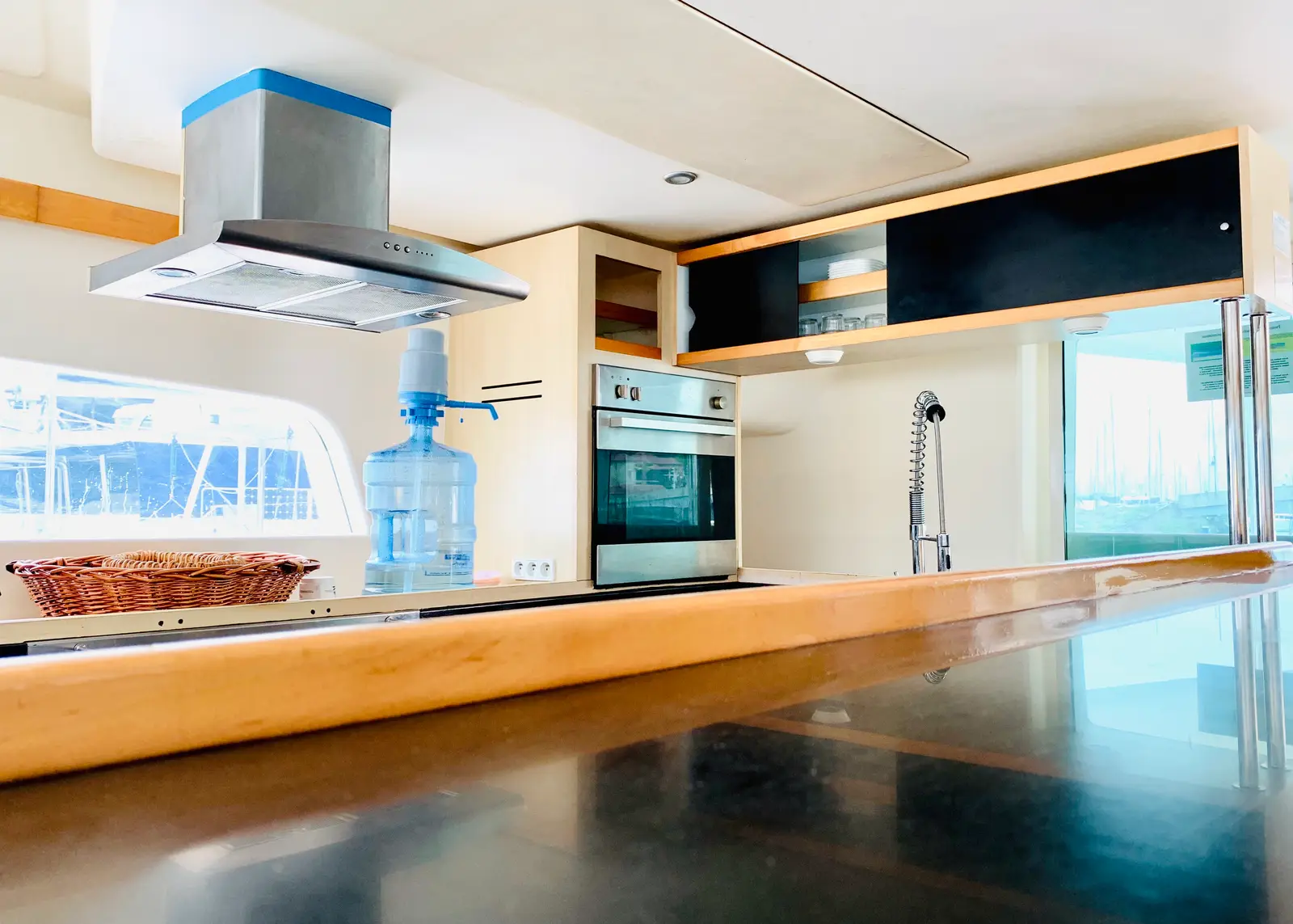 Bacchus, Kitchen few