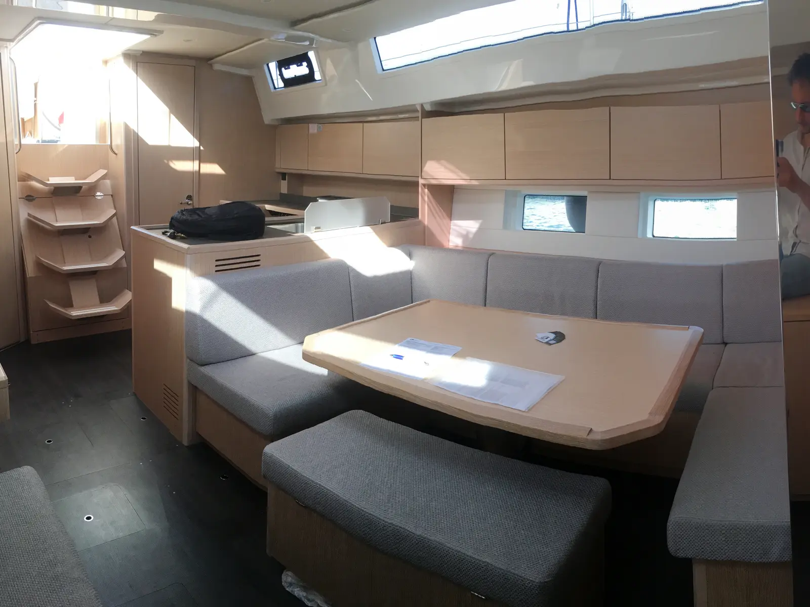Red Horizon, Interior image