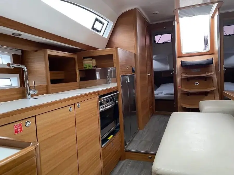 JOSI, Interior image