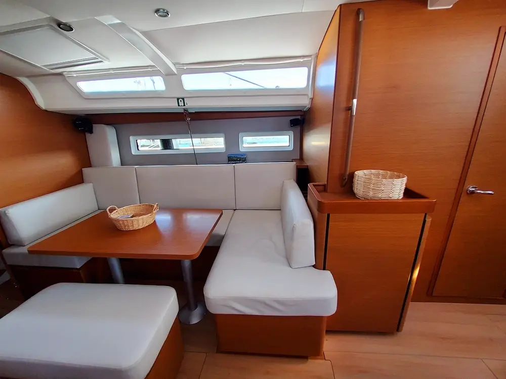 AF-SO440R, Interior image