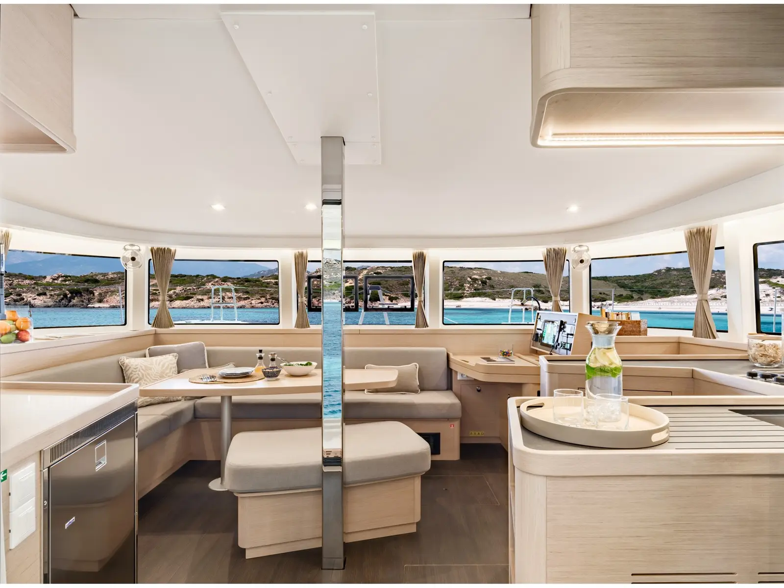 JUNIOR, Interior image