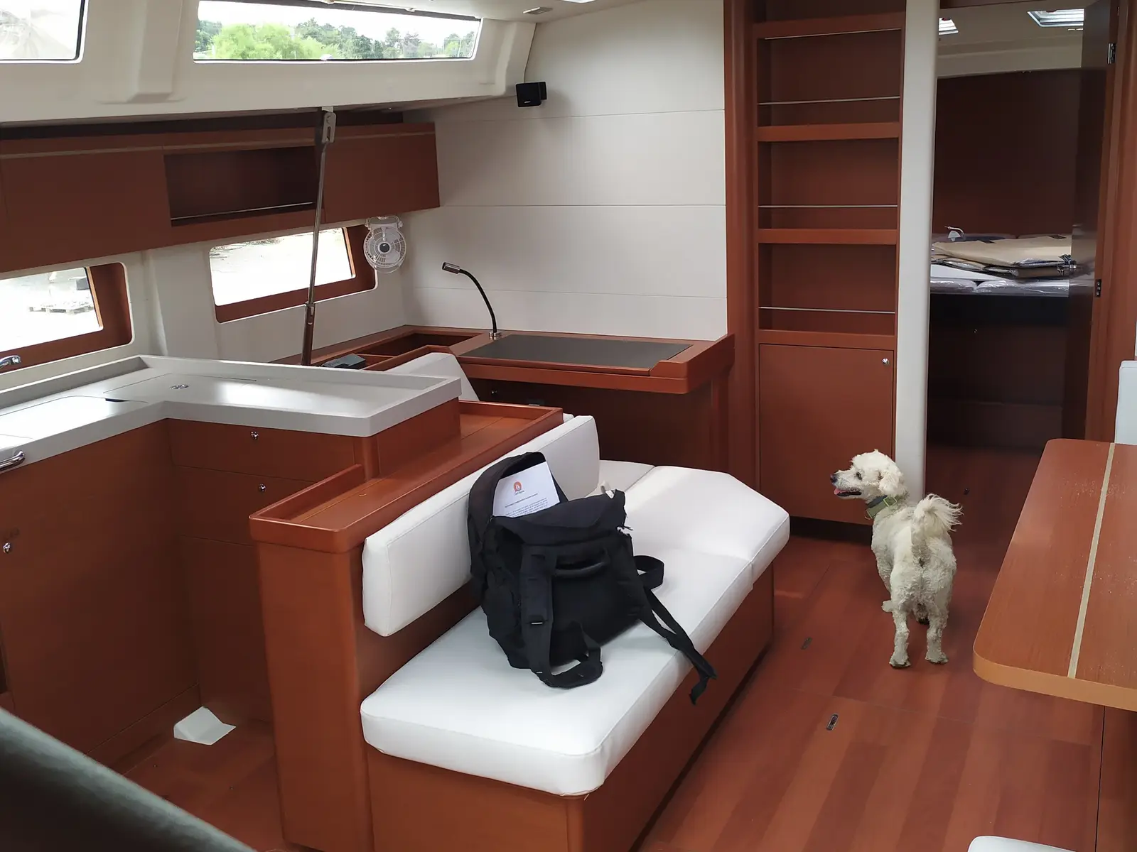 Ef Zin, Interior image